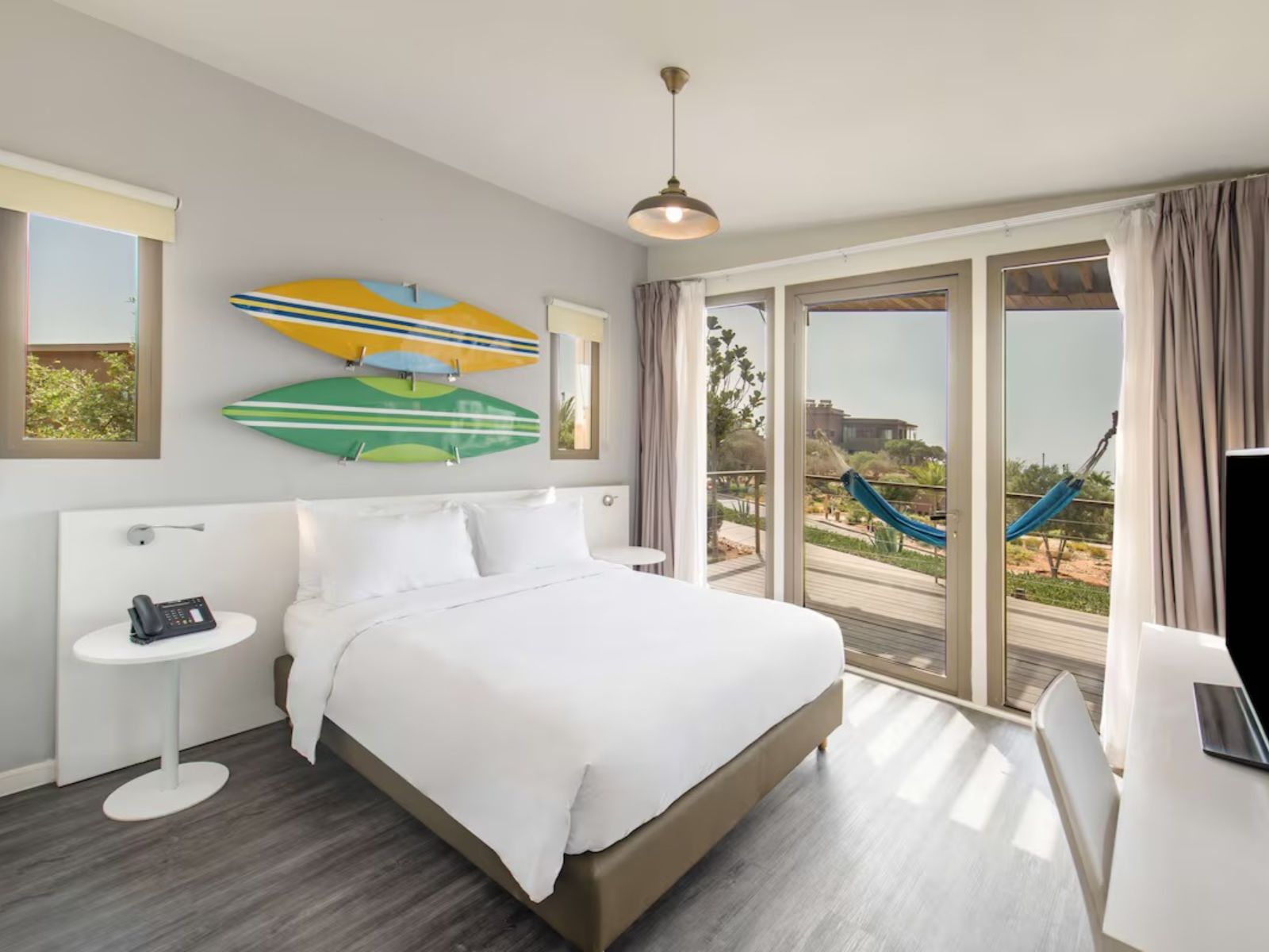 Rondreis Marokko, Taghazout, Radisson Blu Resort Taghazout Bay Surf, Garden View Bungalow, kameroverzicht met tweepersoonsbed en terras